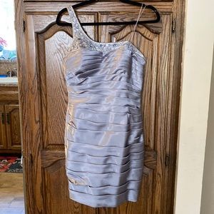 ✨Gorgeous✨Adriana Papell Collection✨cocktail dress, one shoulder, silver, size 6